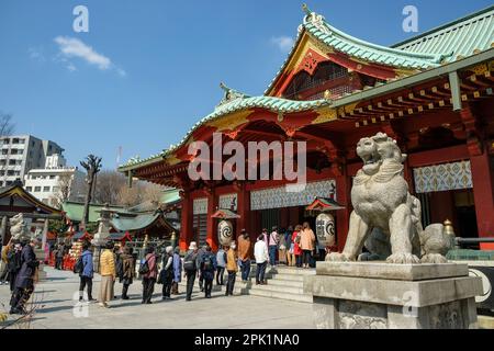 Tokio, Japan - 7. März 2023: Besucher des Kanda-Myojin-Schreins in Chiyoda, Tokio, Japan. Stockfoto