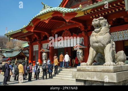 Tokio, Japan - 7. März 2023: Besucher des Kanda-Myojin-Schreins in Chiyoda, Tokio, Japan. Stockfoto