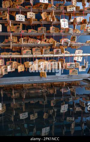 Tokio, Japan - 7. März 2023: Gebetstische im Yushima Seido, einem konfuzianischen Tempel in Yushima, Tokio, Japan. Stockfoto