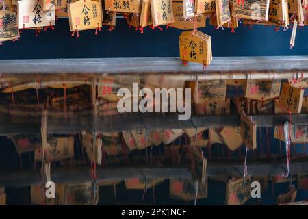 Tokio, Japan - 7. März 2023: Gebetstische im Yushima Seido, einem konfuzianischen Tempel in Yushima, Tokio, Japan. Stockfoto