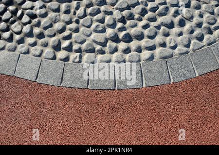 Steingang mit Stein und Granit gepflastert, rund und quadratisch Stockfoto