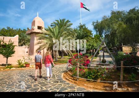 Die gepflegte, landschaftlich gestaltete Anlage. Im Emirates Heritage Club Heritage Village in Abu Dhabi, Vereinigte Arabische Emirate. Stockfoto