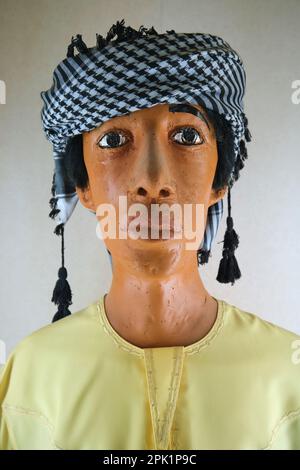 Eine Schaufensterpuppe für junge Männer, die typische traditionelle Kleidung trägt, Kleiderschrank. Im Emirates Heritage Club Heritage Village in Abu Dhabi, Vereinigte Arabische Emirate Stockfoto