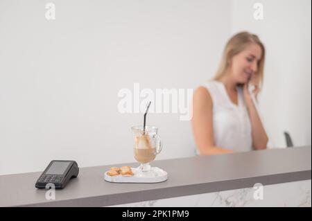 Rezeptionistin in einem Schönheitssalon, die mit einem Kunden telefoniert. Stockfoto