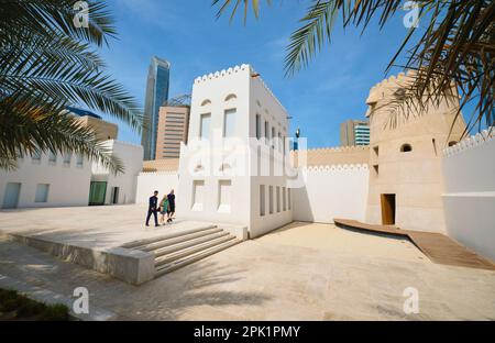 Einer der Innenhöfe, weiß getüncht und restauriert. Im ehemaligen Palast Qasr AlHosn im Zentrum von Abu Dhabi, Vereinigte Arabische Emirate. Stockfoto