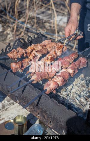 Vom Grill Kebab Kochen auf Metall Spieß. Gebratenes Fleisch am Grill gekocht. BBQ frisches Rindfleisch Chop Fleischscheiben. Östlichen Traditionsgericht, Schaschlik. Grill Stockfoto