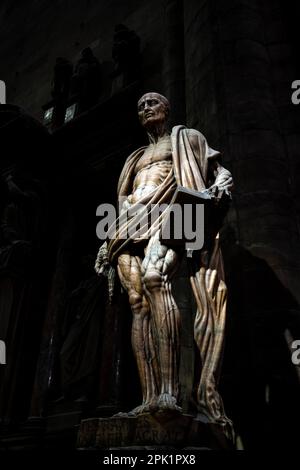 Der Heilige Bartholomäus gehäutet, ein Meisterwerk der Skulptur des 16. Jahrhunderts im Mailänder Dom, in der Lombardei, Norditalien, Europa. Stockfoto