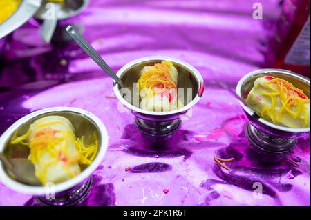 Kulfi Faluda: Reichhaltiger cremiger Kulfi garniert mit Falooda und Rosensirup ist eine Wüste. Kulfi ist unser eigenes indisches Eis, das aus verdicktem und reduziertem Eis hergestellt wird Stockfoto