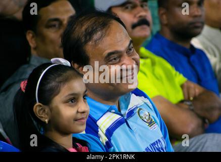 Assam-Ministerpräsidentin Himanta Bishwa Sharma posiert für Fotos mit einem Kind während einer Veranstaltung am 1. April 2023 in Guwahati, Assam, Indien. Stockfoto