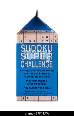 Sudoku Super Challenge-Spiel mit Anweisungen in einem Feld isoliert auf weißem Hintergrund Stockfoto