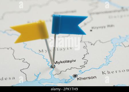 MYKOLAIV, UKRAINE - 09. NOVEMBER 2020: Mykolaiv-Stadt mit Stecknadeln auf der Konturkarte der Ukraine, Nahaufnahme Stockfoto