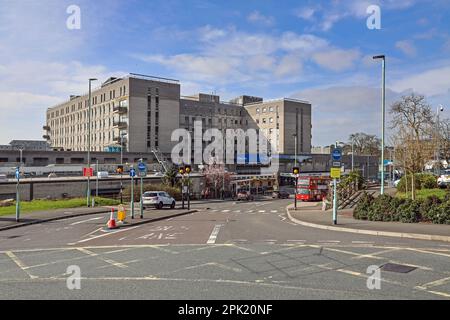 Die Nordseite und der Haupteingang zum Derriford Hospital Plymouth. Regelmäßige Busverbindungen. Stockfoto