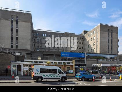 Eine weiße erste-Hilfe-Ambulanz vor dem Haupteingang des Derriford Hospital Plymouth. Ein regionaler NHS-Trust. Stockfoto