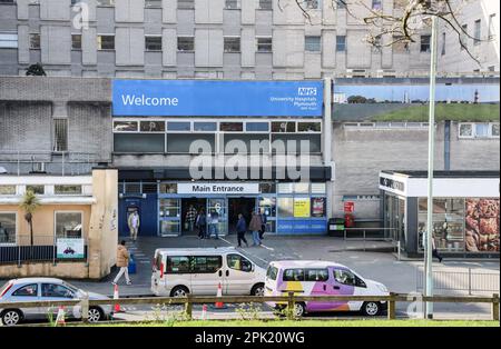 Der Haupteingang zum Derriford Hospital Plymouth, Platz in der Nähe. Gitterartig. Stockfoto