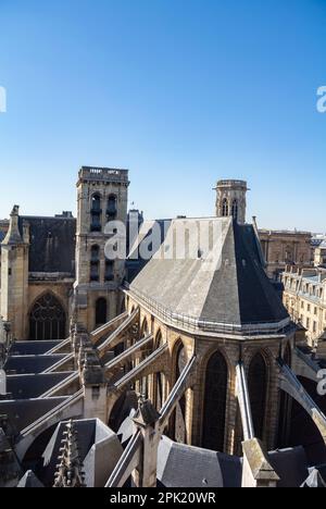 Paris, Frankreich, ein Blick aus der Vogelperspektive auf die Kirche Saint-Germain l'Auxerrois, eine römische katholische Kirche im gotischen Stil Stockfoto