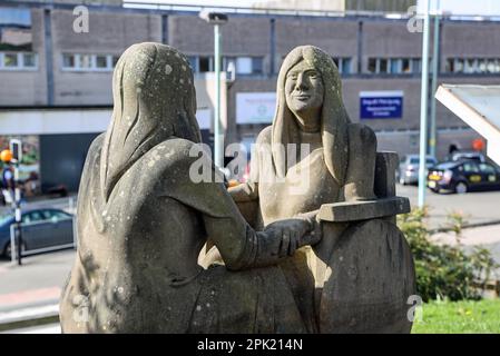 Die Tammy-Skulptur von Allan Reford gegenüber dem Haupteingang des Derriford Hospital Plymouth Stockfoto