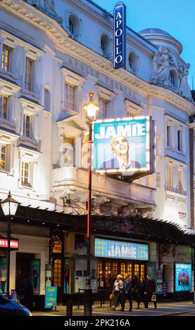 Die Fassade des Apollo Theatre, London bei Nacht. Das Gebäude ist beleuchtet und die Plakate werben für Jamie, das Musical. Aufgenommen im Oktober 2019 Bild r Stockfoto