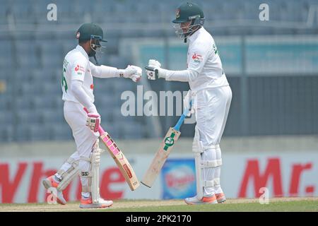 Shakib Al Hasan und Mushfiqur Rahim am zweiten Tag des alleinigen Testspiels zwischen Bangladesch und Irland im Sher-e-Bangla National Cricket Sta Stockfoto