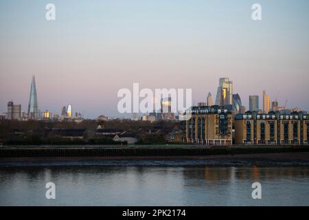 Der Wolfmond (Supermond) scheint bei Sonnenaufgang über die Themse, The Shard und die City of London Stockfoto