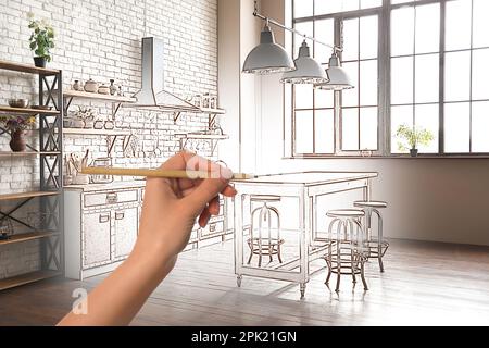 Frau zeichnet Kücheneinrichtung, Nahaufnahme. Kombination aus Foto und Skizze Stockfoto