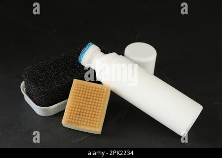 Komposition mit Schuhpflegezubehör auf schwarzem Hintergrund, Nahaufnahme Stockfoto