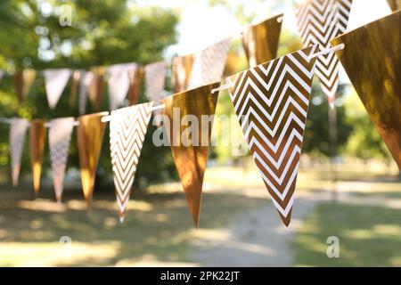 Goldene Fahnen im Park. Partydekor Stockfoto