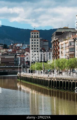 Bilbao, Spanien - 3. April 2023: Blick auf traditionelle Gebäude in Bilbao, Spanien von der Ayuntamiento-Brücke am Fluss Nervion Stockfoto