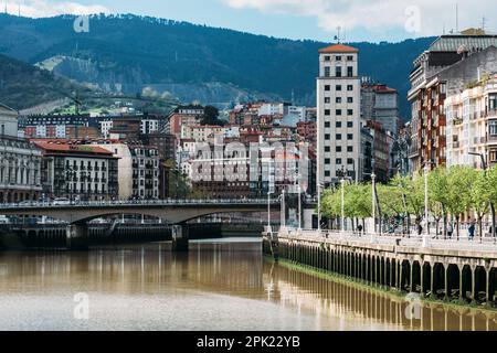 Bilbao, Spanien - 3. April 2023: Blick auf traditionelle Gebäude in Bilbao, Spanien von der Ayuntamiento-Brücke am Fluss Nervion Stockfoto