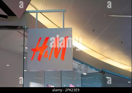 Warshaw, Polen - 14. Mai 2022: H&M Store im Einkaufszentrum Stockfoto