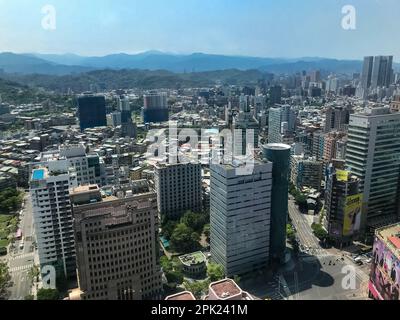 Blick aus der Vogelperspektive auf den Xinyi-Bezirk Taipei in Taiwan. Dieses Viertel ist ein erstklassiges Einkaufsviertel in Taipei. Stockfoto