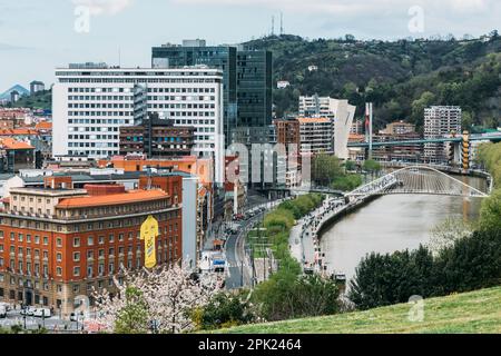Bilbao, Spanien - 3. April 2023: Blick auf Bilbao vom Etxebarria-Park in Bilbao, Baskenland, Spanien Stockfoto