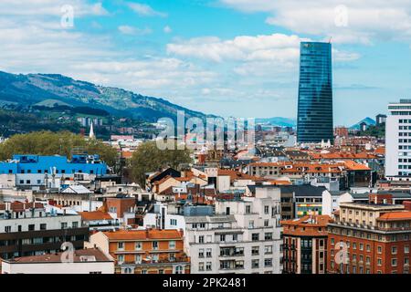 Bilbao, Spanien - 3. April 2023: Panoramablick von Bilbao aus der Vogelperspektive. Bilbao ist die größte Stadt im Baskenland in Nordspanien. Stockfoto