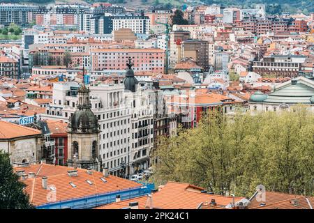 Bilbao, Spanien - 3. April 2023: Panoramablick von Bilbao aus der Vogelperspektive. Bilbao ist die größte Stadt im Baskenland in Nordspanien Stockfoto