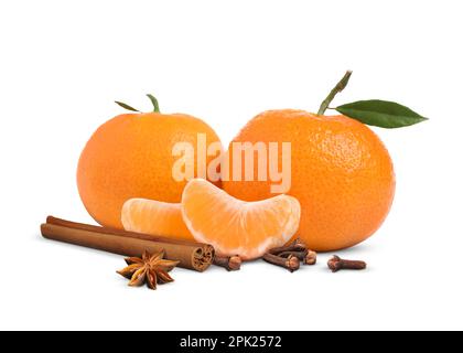 Frische, reife Mandarinen, Nelken, Anis und Zimt auf weißem Hintergrund Stockfoto