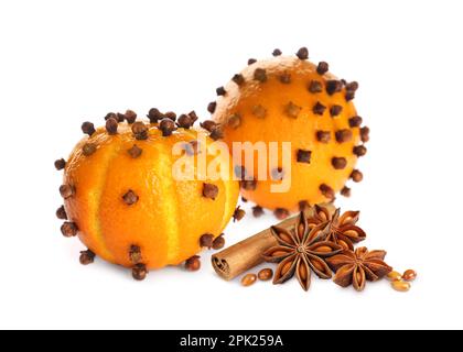 Frische reife Pomanderkugeln, Nelken, Anis und Zimt auf weißem Hintergrund Stockfoto