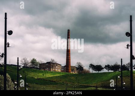 Bilbao, Spanien - 3. April 2023: Kamin der alten Etxebarria-Fabrik im Etxebarria-Park. Bilbao. Baskenland. Spanien Stockfoto
