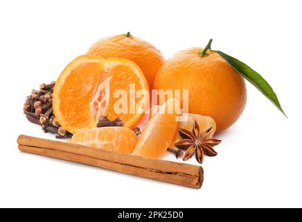 Frische, reife Mandarinen, Nelken, Anis und Zimt auf weißem Hintergrund Stockfoto