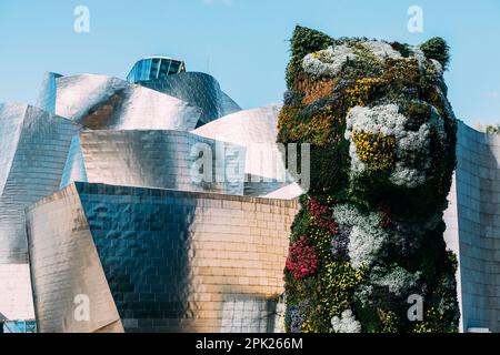 Bilbao, Spanien - 3. April 2023: Weltweit größte Blumenskulptur des Welpen vor dem Guggenheim Museum für moderne und zeitgenössische Kunst Stockfoto