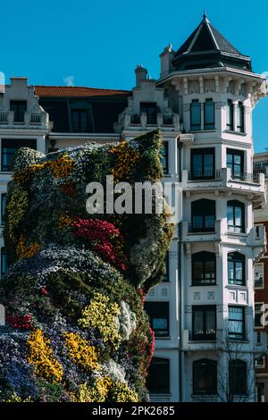 Bilbao, Spanien - 3. April 2023: Weltweit größte Blumenskulptur des Welpen vor dem Guggenheim Museum für moderne und zeitgenössische Kunst Stockfoto
