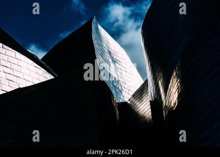 Bilbao, Spanien - 3. April 2023: Guggenheim Museum in Bilbao, Spanien Stockfoto