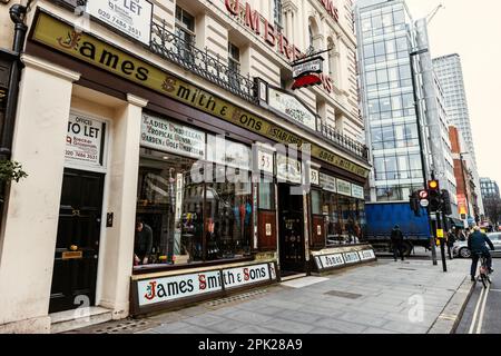 London, Großbritannien. 7. März 2023. Der berühmte James Smith & Sons Schirmladen wurde 1830 in Foubert's Place gegründet und 1851 an seinen aktuellen Standort in der 53 New Oxford Street verlegt. Es ist Londons ältester Schirmladen und bleibt ein klassisches Beispiel für das viktorianische Design der Schaufensterfront. Kredit: Mark Kerrison/Alamy Live News Stockfoto