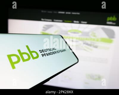 Mobiltelefon mit Logo der Deutschen Pfandbriefbank AG (PBB) auf dem Bildschirm vor der Business-Website. Fokus auf die Mitte links des Telefondisplays. Stockfoto