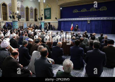 Teheran, Teheran, Iran. 5. April 2023. Dieses vom Büro des Obersten iranischen Führers Ayatollah ALI KHAMENEI bereitgestellte Informationsfoto zeigt ihm, wie er während eines Treffens mit den Leitern der drei iranischen Exekutivorgane, bestehend aus derzeitigen und ehemaligen Regierungsbeamten, mehreren hochrangigen Führungskräften verschiedener Organisationen, Mitgliedern des parlaments, Und aktive Mitglieder verschiedener sozialer und kultureller Organisationen in Teheran, Iran. (Kreditbild: © Büro des iranischen Obersten Leiters via ZUMA Press Wire) NUR REDAKTIONELLE VERWENDUNG! Nicht für den kommerziellen GEBRAUCH! Stockfoto