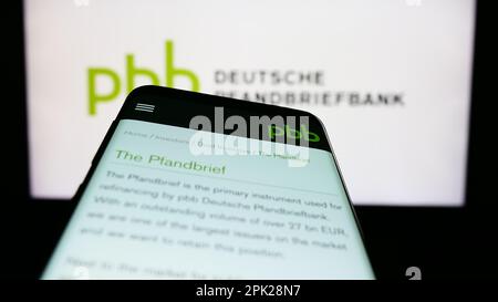 Mobiltelefon mit Webseite der Deutschen Pfandbriefbank AG (PBB) auf dem Bildschirm vor dem Firmenlogo. Fokus auf oberer linker Seite des Telefondisplays. Stockfoto