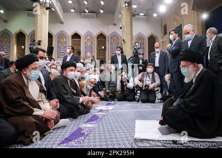 Teheran, Teheran, Iran. 5. April 2023. Dieses vom Büro des Obersten iranischen Führers Ayatollah ALI KHAMENEI bereitgestellte Informationsfoto zeigt, dass er (R) während eines Treffens mit den Leitern der drei iranischen Exekutive, bestehend aus aktuellen und ehemaligen Regierungsbeamten, mehreren hochrangigen Führungskräften verschiedener Organisationen, Mitgliedern des parlaments, Und aktive Mitglieder verschiedener sozialer und kultureller Organisationen in Teheran, Iran. (Kreditbild: © Büro des iranischen Obersten Leiters via ZUMA Press Wire) NUR REDAKTIONELLE VERWENDUNG! Nicht für den kommerziellen GEBRAUCH! Stockfoto