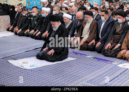 Teheran, Teheran, Iran. 5. April 2023. Dieses vom Büro des Obersten iranischen Führers Ayatollah ALI KHAMENEI bereitgestellte Foto zeigt, wie er nach einem Treffen mit den Leitern der drei iranischen Exekutive, bestehend aus gegenwärtigen und ehemaligen Regierungsbeamten, mehreren hochrangigen Führungskräften verschiedener Organisationen, Mitgliedern des parlaments, Und aktive Mitglieder verschiedener sozialer und kultureller Organisationen in Teheran, Iran. (Kreditbild: © Büro des iranischen Obersten Leiters via ZUMA Press Wire) NUR REDAKTIONELLE VERWENDUNG! Nicht für den kommerziellen GEBRAUCH! Stockfoto