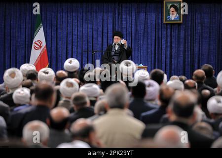 Teheran, Teheran, Iran. 5. April 2023. Dieses vom Büro des Obersten iranischen Führers Ayatollah ALI KHAMENEI bereitgestellte Informationsfoto zeigt ihm, wie er während eines Treffens mit den Leitern der drei iranischen Exekutivorgane, bestehend aus derzeitigen und ehemaligen Regierungsbeamten, mehreren hochrangigen Führungskräften verschiedener Organisationen, Mitgliedern des parlaments, Und aktive Mitglieder verschiedener sozialer und kultureller Organisationen in Teheran, Iran. (Kreditbild: © Büro des iranischen Obersten Leiters via ZUMA Press Wire) NUR REDAKTIONELLE VERWENDUNG! Nicht für den kommerziellen GEBRAUCH! Stockfoto