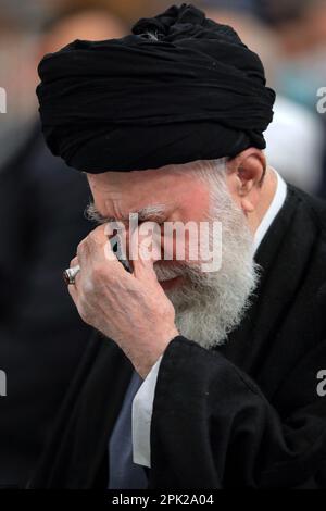Teheran, Teheran, Iran. 5. April 2023. Dieses vom Büro des Obersten iranischen Führers Ayatollah ALI KHAMENEI bereitgestellte Foto zeigt, wie er nach einem Treffen mit den Leitern der drei iranischen Exekutive, bestehend aus gegenwärtigen und ehemaligen Regierungsbeamten, mehreren hochrangigen Führungskräften verschiedener Organisationen, Mitgliedern des parlaments, Und aktive Mitglieder verschiedener sozialer und kultureller Organisationen in Teheran, Iran. (Kreditbild: © Büro des iranischen Obersten Leiters via ZUMA Press Wire) NUR REDAKTIONELLE VERWENDUNG! Nicht für den kommerziellen GEBRAUCH! Stockfoto