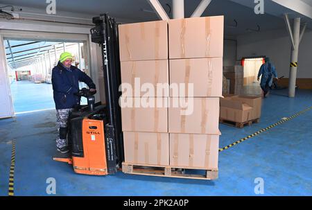 Domazelice, Tschechische Republik. 04. April 2023. Ein Arbeiter lädt Kisten mit 10.000 Rationen Trockenfutter für Soldaten in den Kampflinien um die ukrainische Stadt Bakhmut bei der Freeze Dry Company, Das am 4. April 2023 in Domazelice, Bezirk Prerov, eine Technologie zum Trocknen verzehrfertiger Lebensmittel durch Gefriertrocknung bei sehr niedrigen Temperaturen und hohem Vakuum entwickelt hat, Tschechische Republik. Neben der tschechischen Armee liefert das Unternehmen nun über die Sammlung Lebensmittel an ukrainische Soldaten. Die Lebensdauer des Lebensmittels in der Verpackung beträgt 10 Jahre. Kredit: Ludek Perina/CTK Photo/Alamy Live News Stockfoto