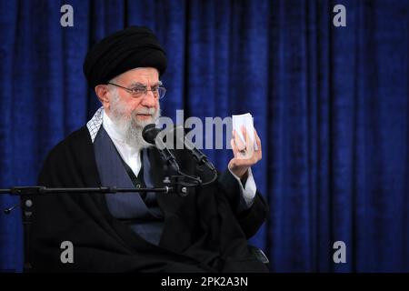 Teheran, Teheran, Iran. 5. April 2023. Dieses vom Büro des Obersten iranischen Führers Ayatollah ALI KHAMENEI bereitgestellte Informationsfoto zeigt ihm, wie er während eines Treffens mit den Leitern der drei iranischen Exekutivorgane, bestehend aus derzeitigen und ehemaligen Regierungsbeamten, mehreren hochrangigen Führungskräften verschiedener Organisationen, Mitgliedern des parlaments, Und aktive Mitglieder verschiedener sozialer und kultureller Organisationen in Teheran, Iran. (Kreditbild: © Büro des iranischen Obersten Leiters via ZUMA Press Wire) NUR REDAKTIONELLE VERWENDUNG! Nicht für den kommerziellen GEBRAUCH! Stockfoto